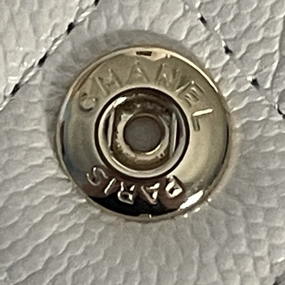 ‼️SOLD‼️CHANEL 21S Ivory Iridescent Caviar Classic - Picture 10 of 11